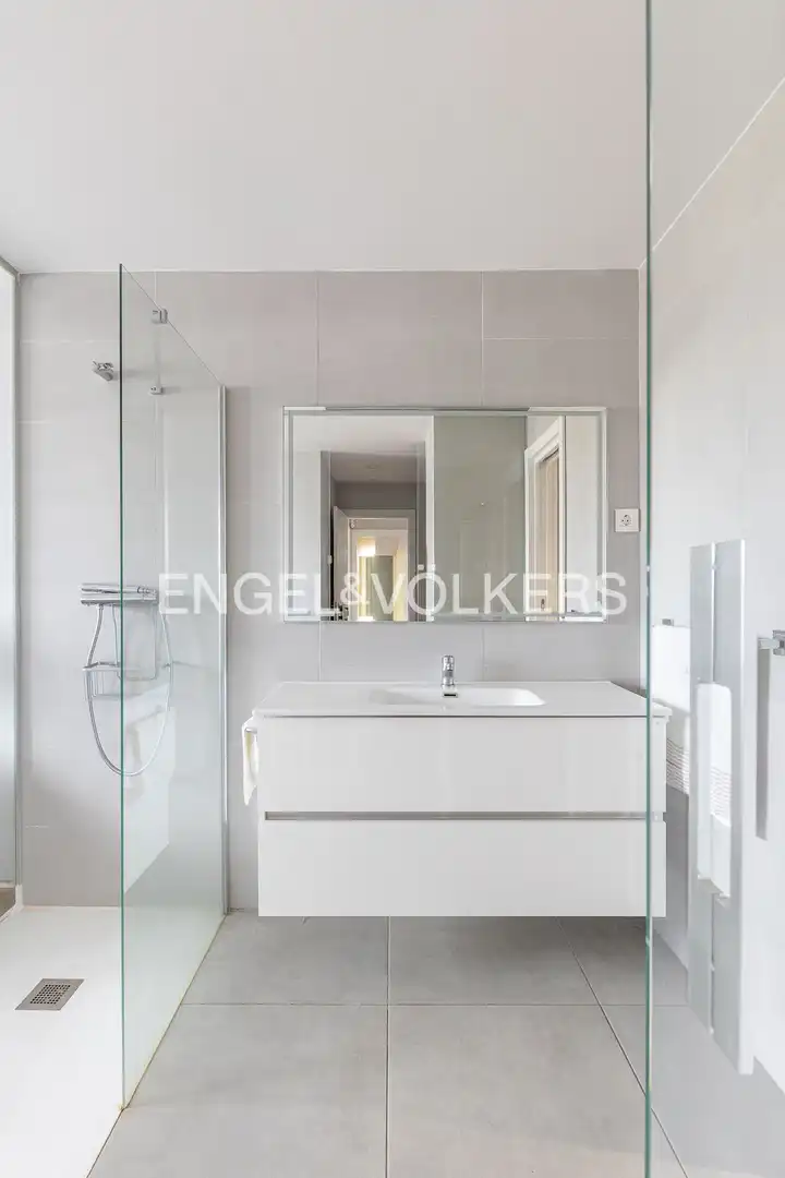 Bathroom of Attic for rent in Madrid  with Air Conditioner, Heating and Private garden
