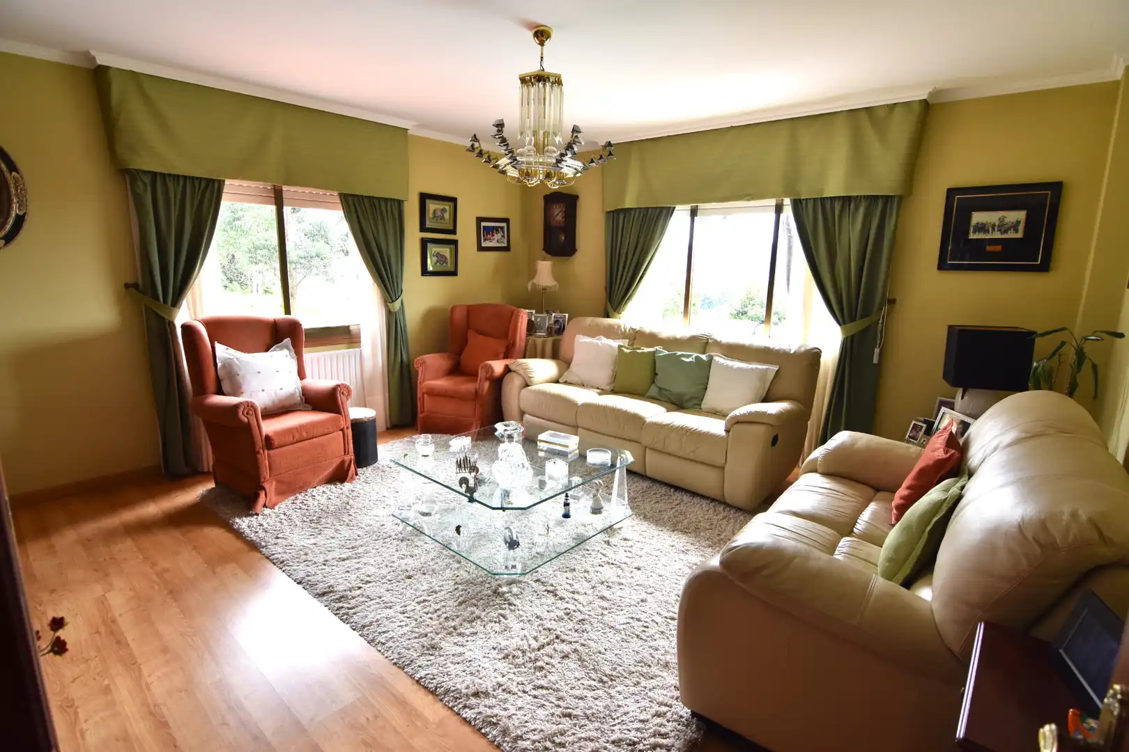 Sala de estar de Casa o chalet en venta en Oleiros con Calefacción, Jardín privado y Parquet