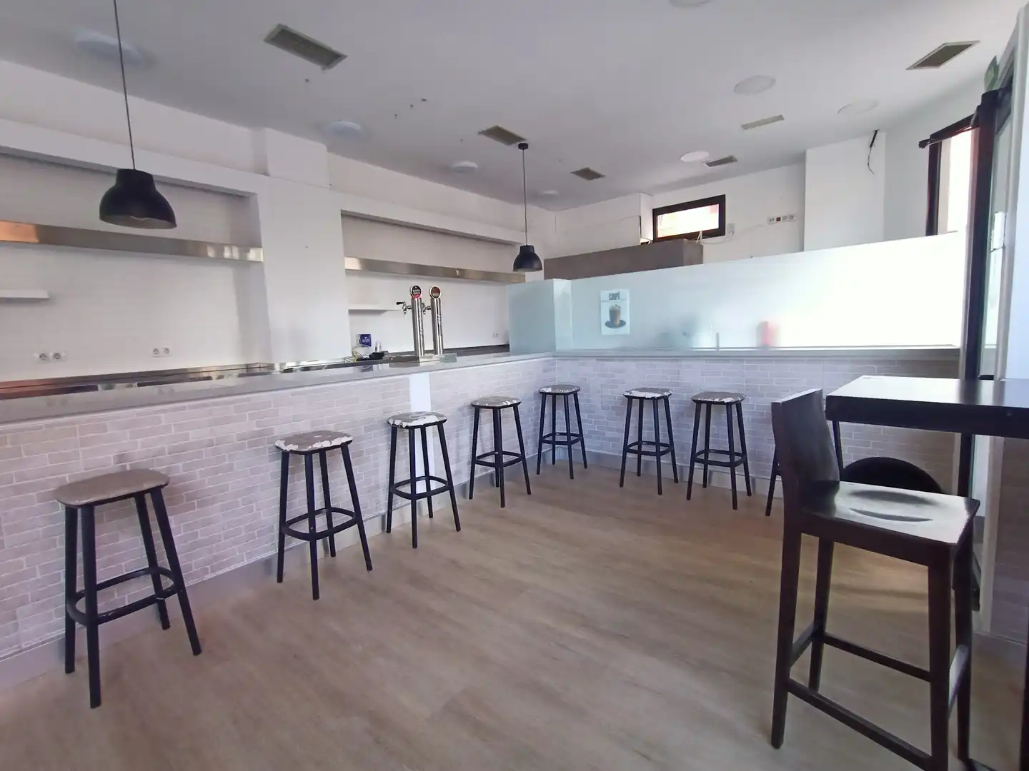 Cuina de Local de lloguer en A Coruña Capital  amb Terrassa i Moblat