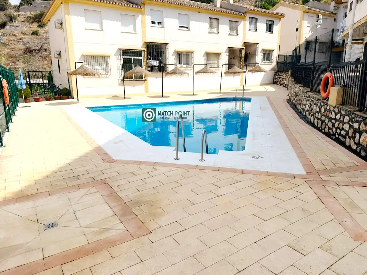 Schwimmbecken von Einfamilien-Reihenhaus zur Miete in Almuñécar mit Möbliert