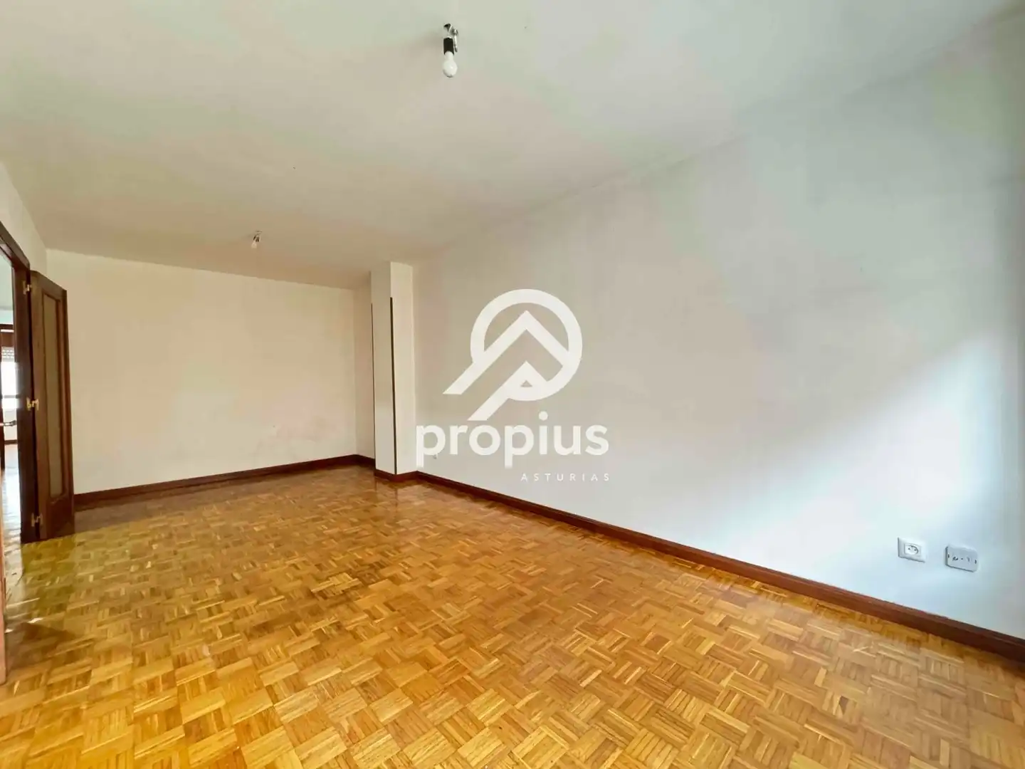Habitación de Piso en venta en Oviedo  con Calefacción, Parquet y Terraza