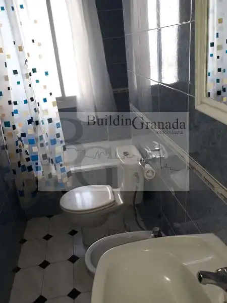 Baño de Piso de alquiler en Granada con Terraza y Microondas