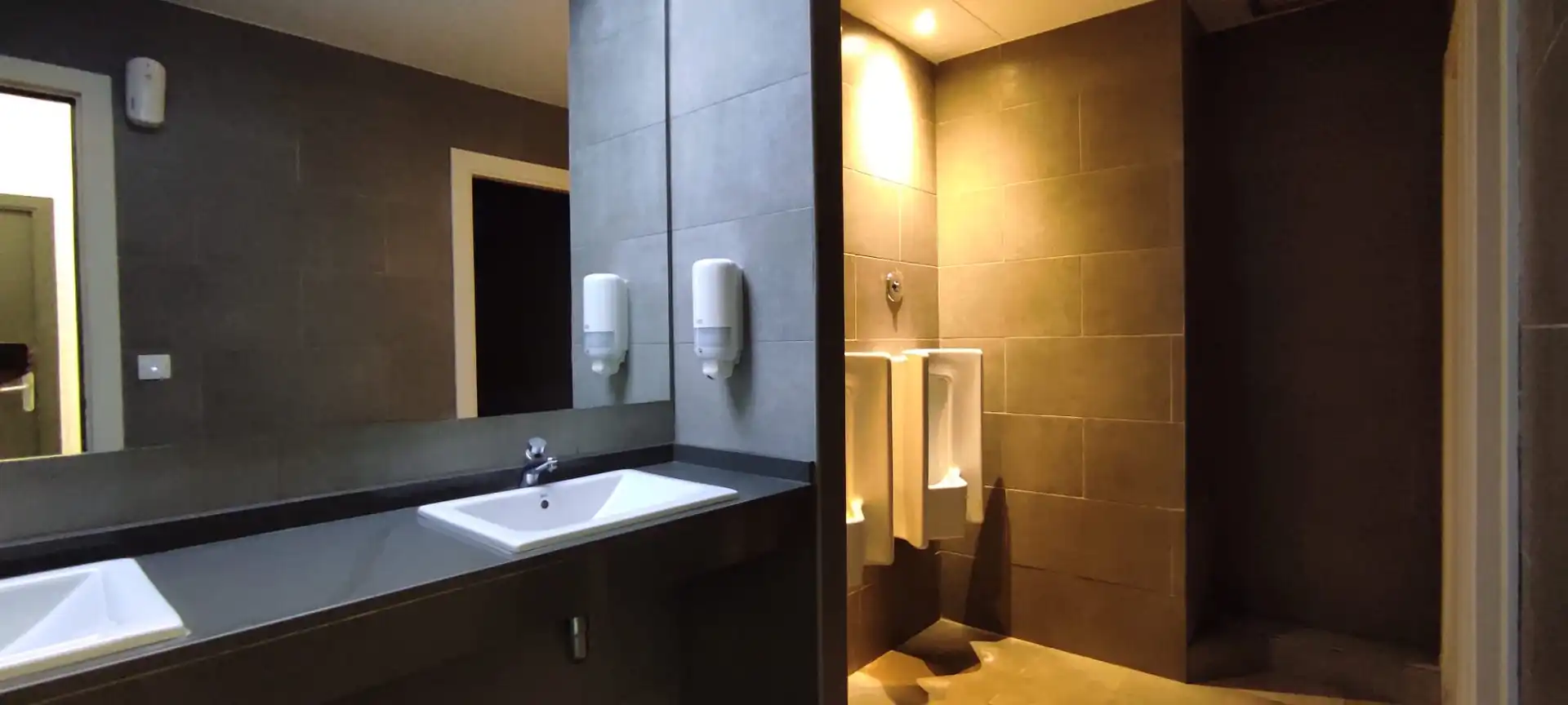 Baño de Oficina de alquiler en Barcelona con Aire acondicionado y Calefacción