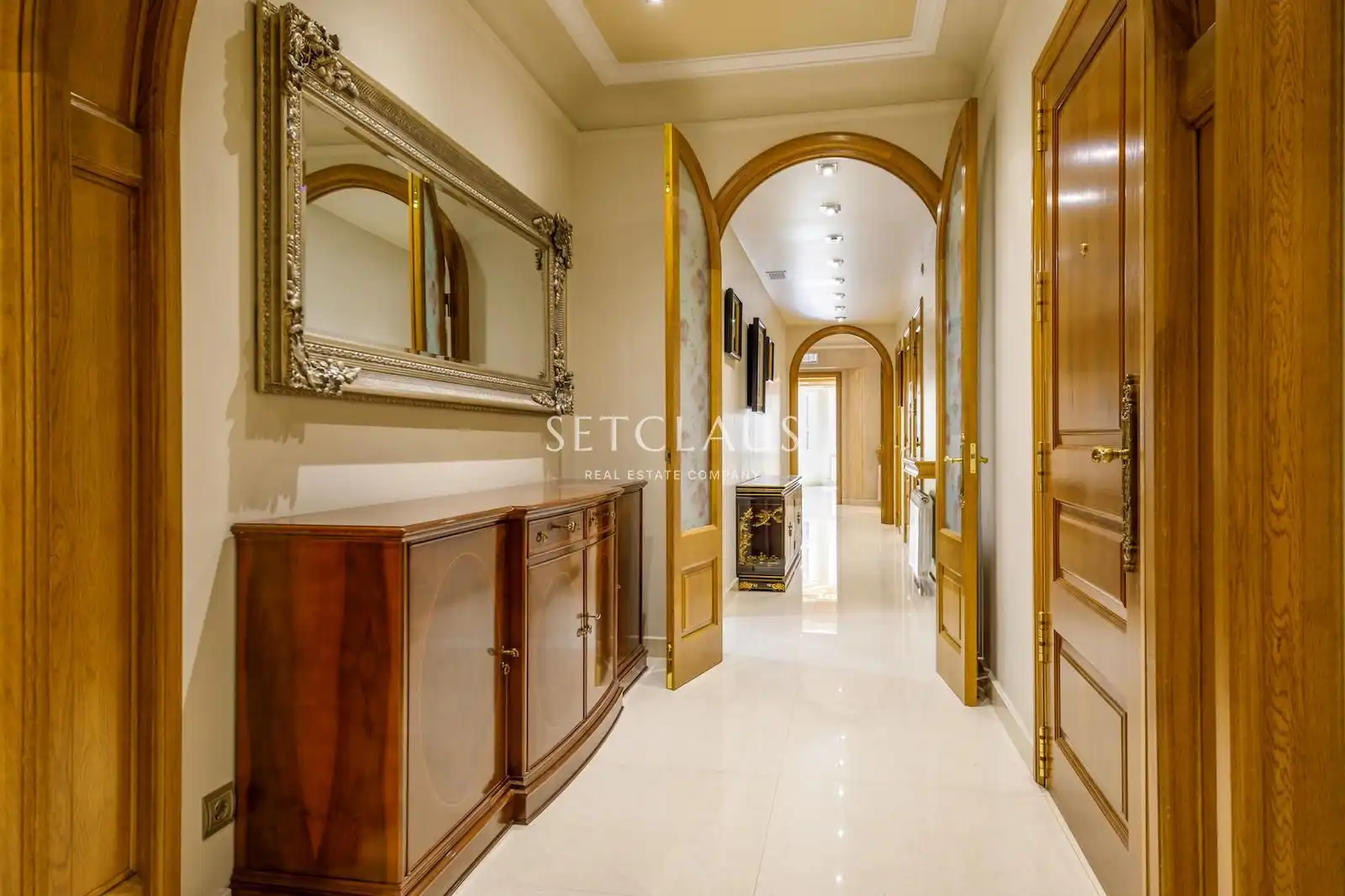 Flat for sale in Barcelona  with Air Conditioner and Alarm