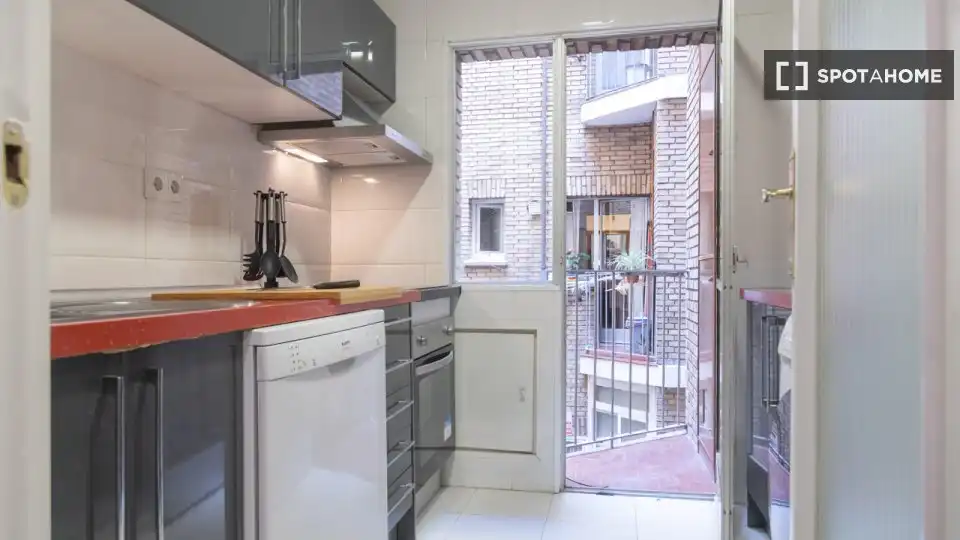 Cuina de Pis de lloguer en Madrid amb Aire condicionat, Calefacció i Moblat