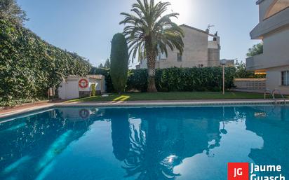 Piscina de Casa adosada en venda en Torredembarra amb Aire condicionat, Calefacció i Jardí privat