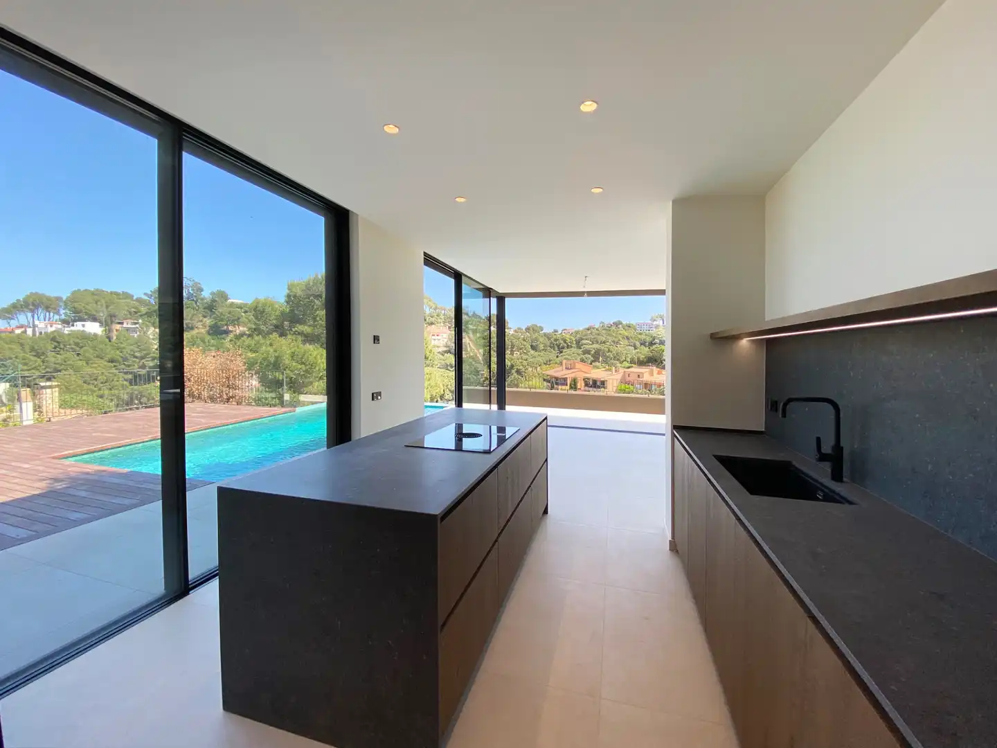 Cuina de Casa o xalet en venda en Girona amb Aire condicionat, Calefacció i Jardí privat