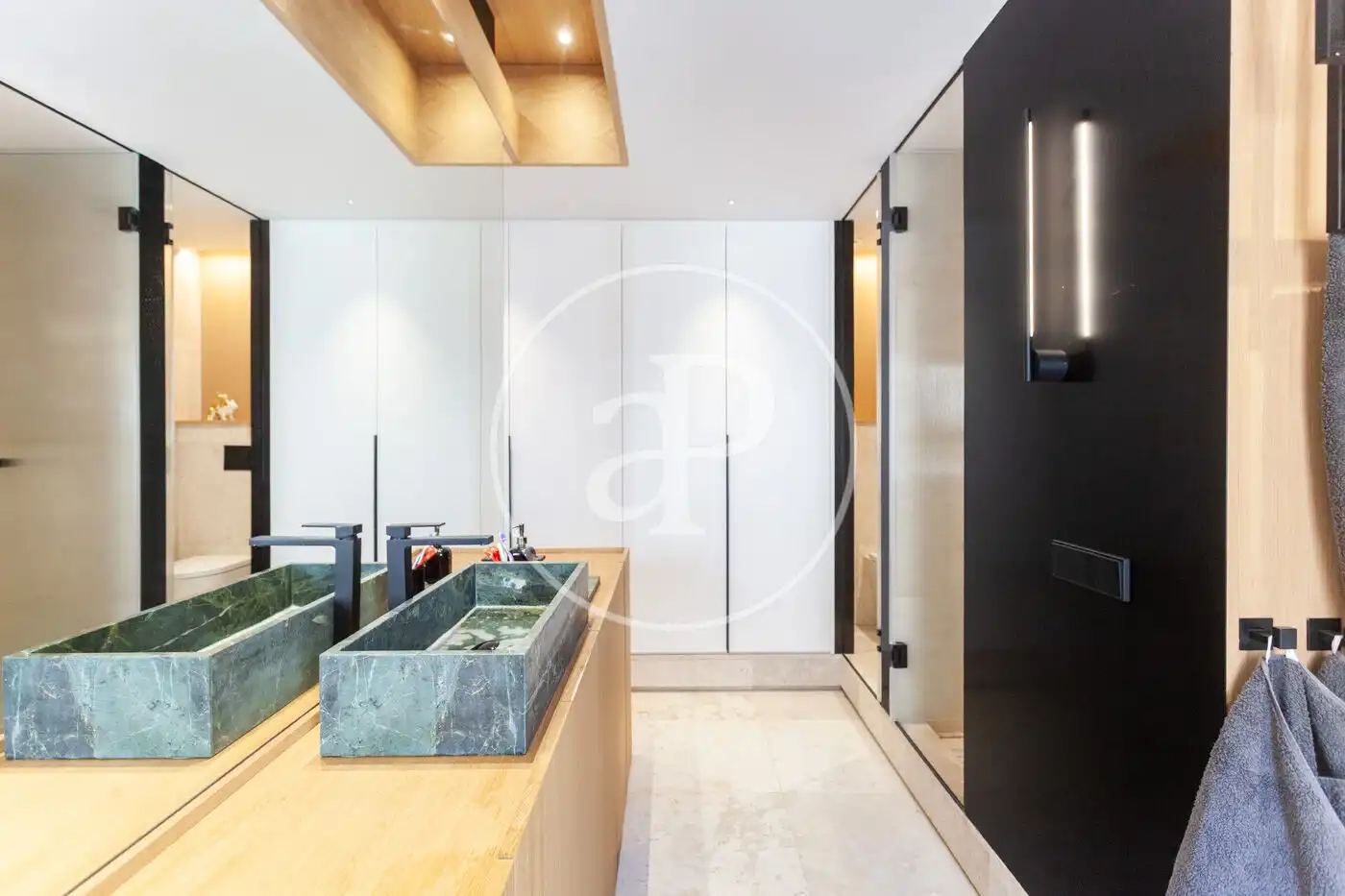 Bathroom of Flat for sale in Madrid  with Air Conditioner, Heating and Terrace