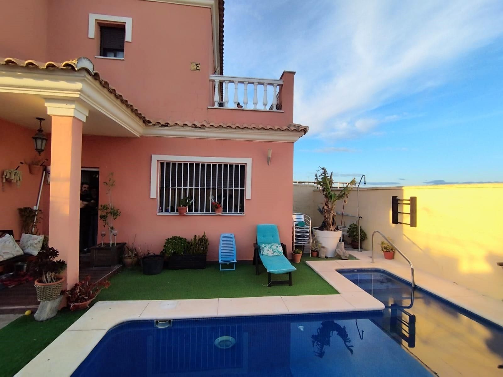 Piscina de Casa adosada en venda en Burguillos amb Terrassa i Piscina comunitària