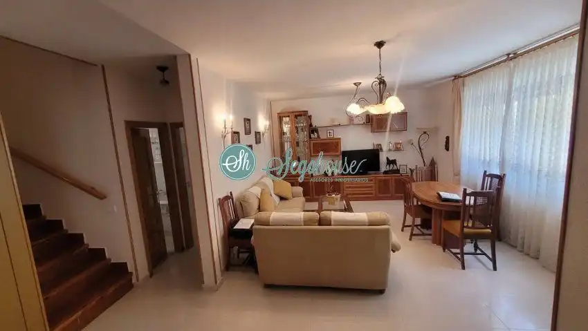 Sala d'estar de Casa o xalet en venda en Segovia amb Calefacció, Parquet i Terrassa
