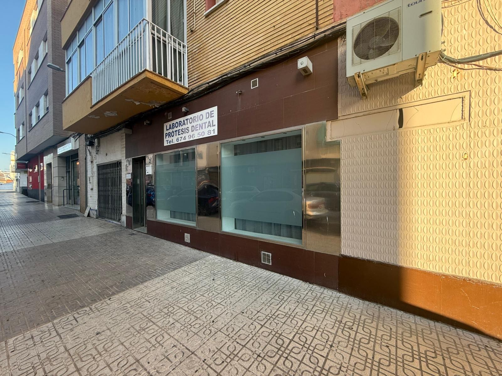 Vista exterior de Local de lloguer en Badajoz Capital amb Aire condicionat
