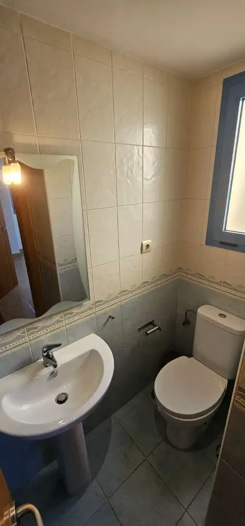 Baño de Ático de alquiler en Vélez-Málaga con Terraza, Piscina y Amueblado