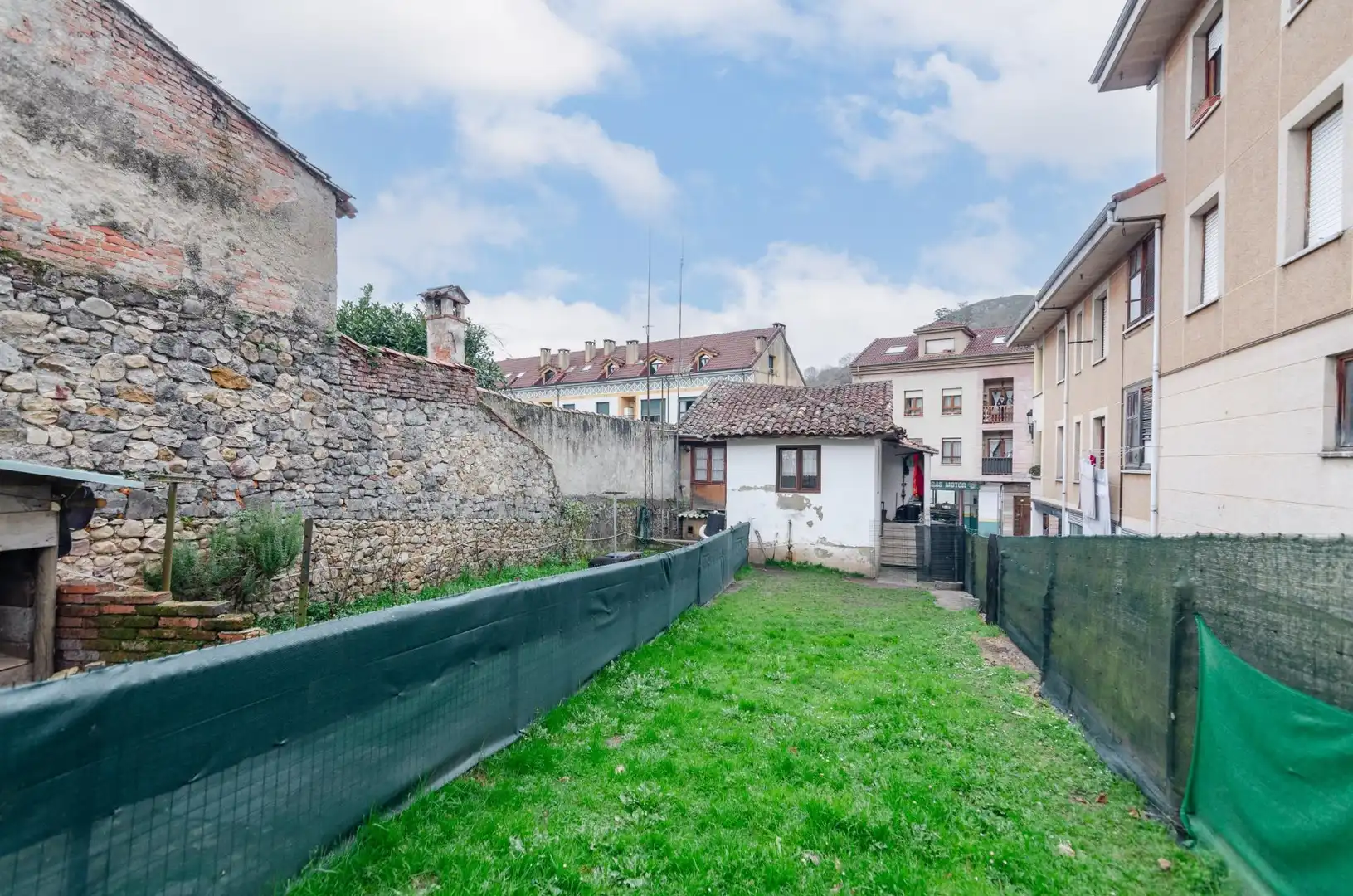 Außenansicht von Einfamilien-Reihenhaus zum Verkauf in Cangas de Onís mit Heizung und Abstellraum