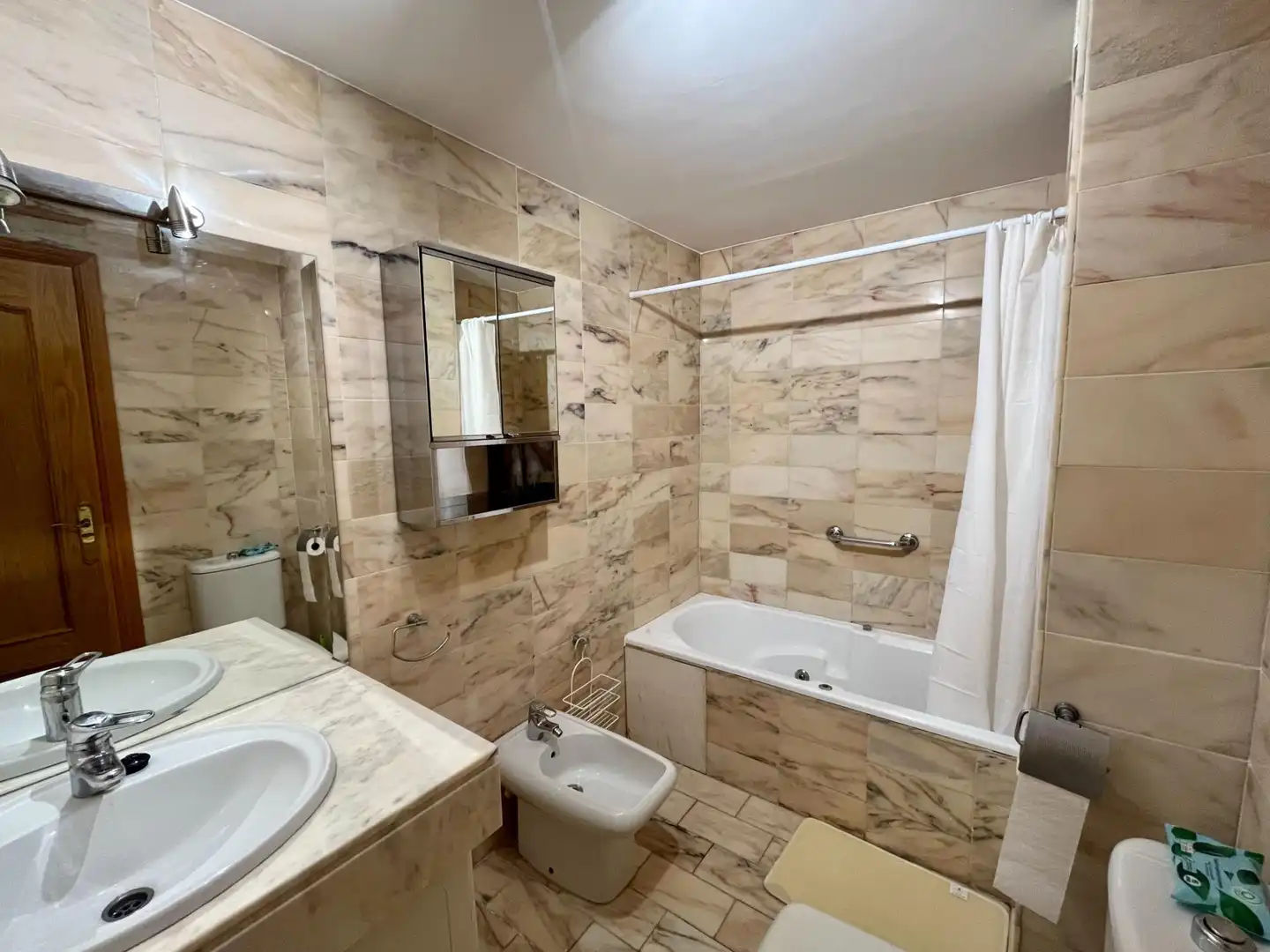 Bathroom of Flat for rent in Granada  with Air Conditioner, Heating and Furnished