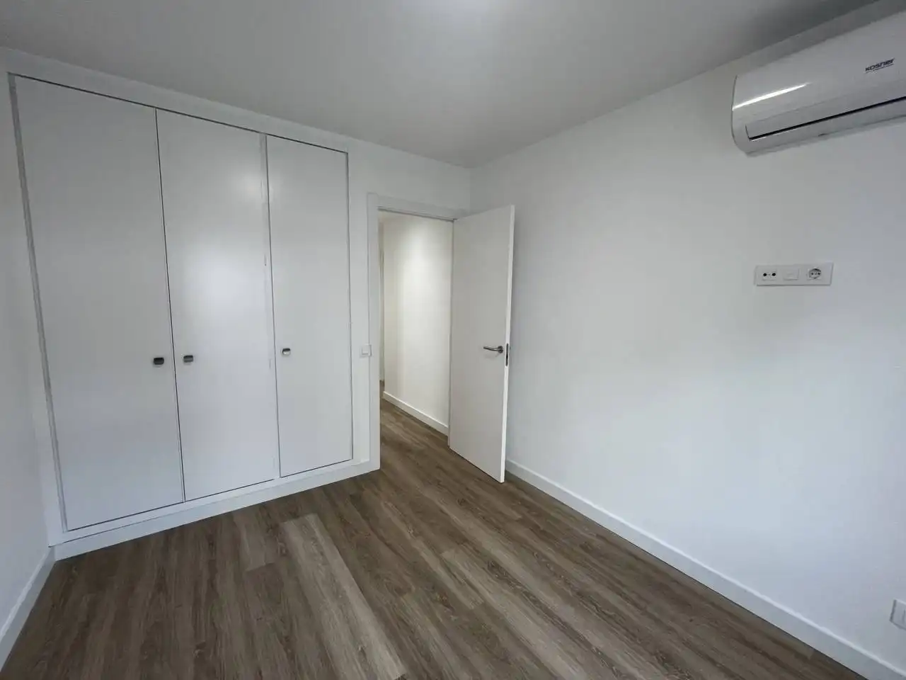 Bedroom of Flat for sale in Girona  with Air Conditioner, Heating and Balcony