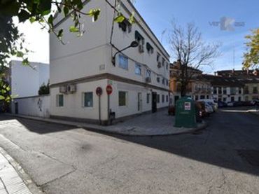 Locale commerciale in affitto a Calle Emilio Zubiría