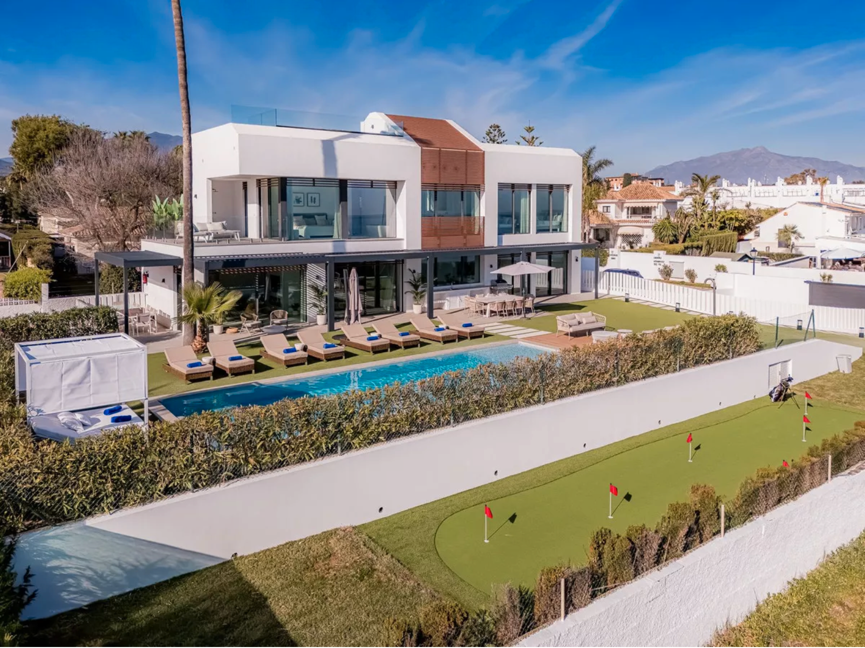 Exterior view of House or chalet for sale in Estepona  with Air Conditioner, Private garden and Terrace