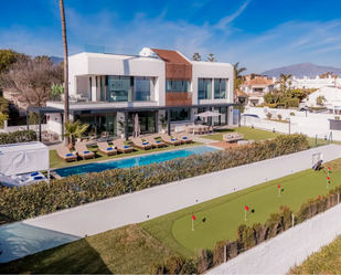 Vista exterior de Casa o xalet en venda en Estepona amb Aire condicionat, Jardí privat i Terrassa