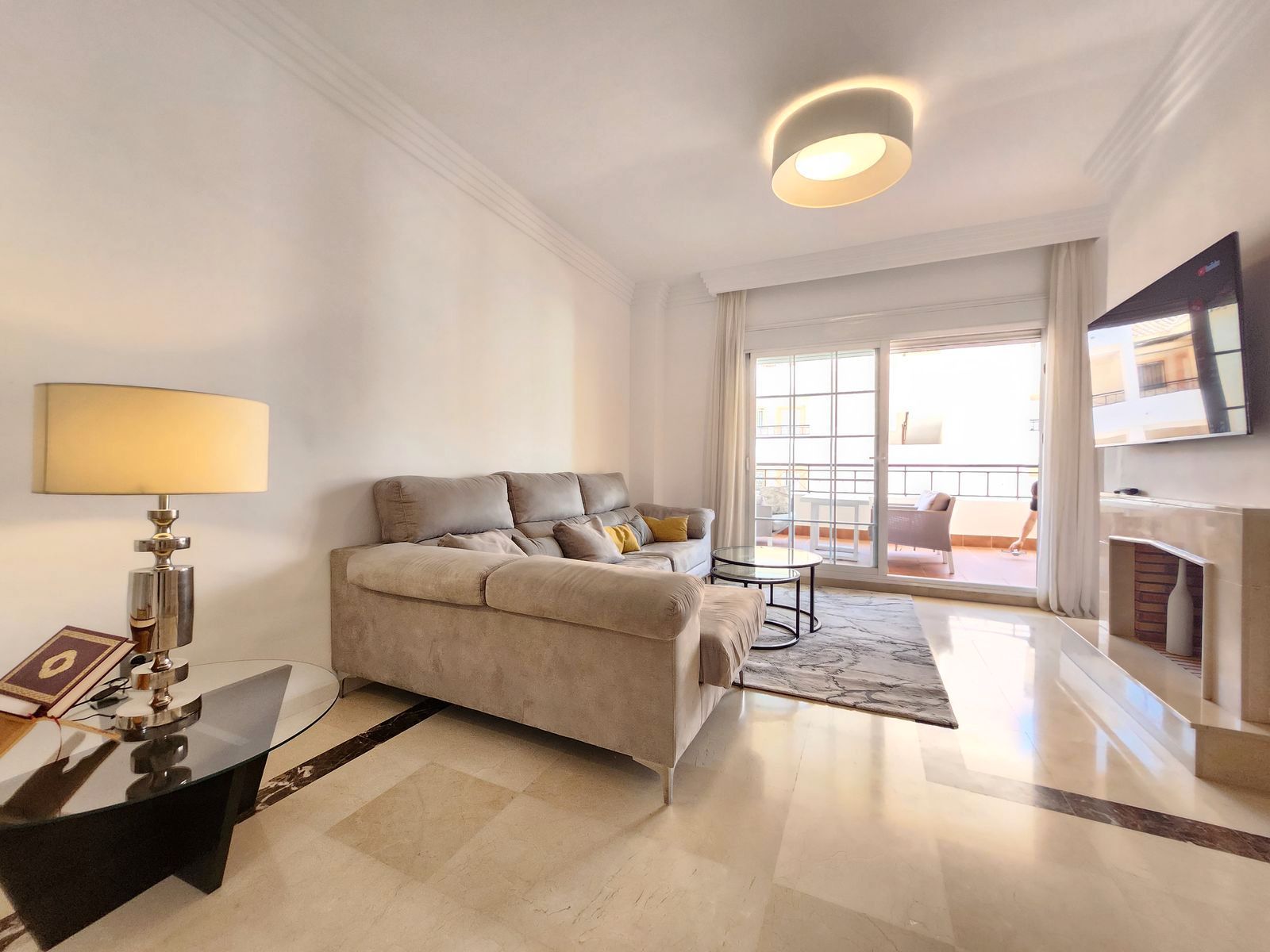 Sala d'estar de Apartament en venda en Marbella amb Terrassa, Traster i Moblat