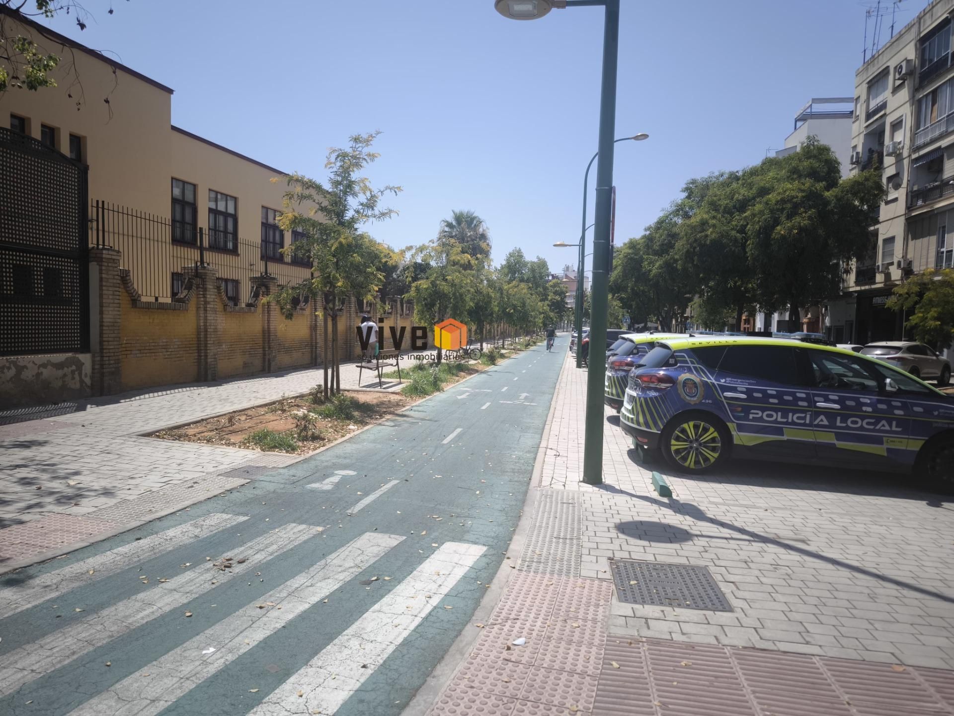 Exterior view of Single-family semi-detached for sale in  Sevilla Capital  with Air Conditioner, Terrace and Storage room