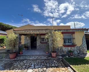 Vista exterior de Casa o xalet en venda en Chiclana de la Frontera amb Jardí privat i Terrassa