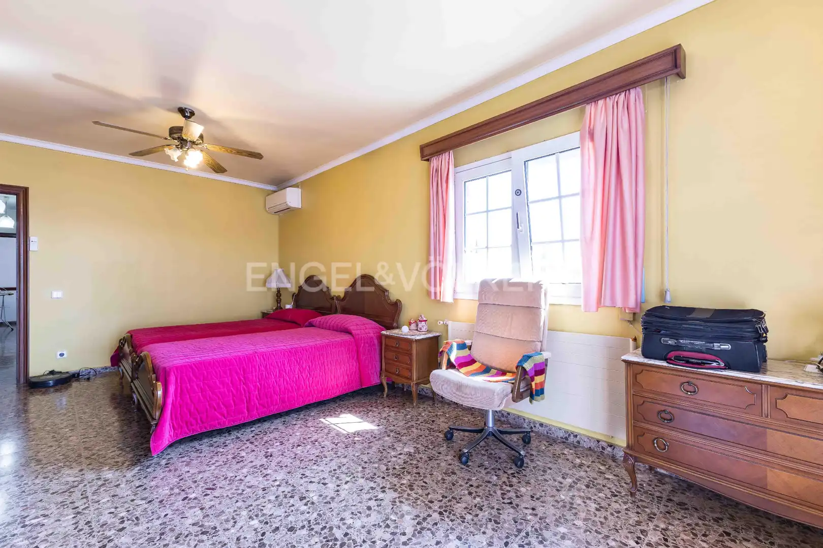 Habitación de Casa o chalet en venta en Esplugues de Llobregat con Aire acondicionado, Calefacción y Jardín privado