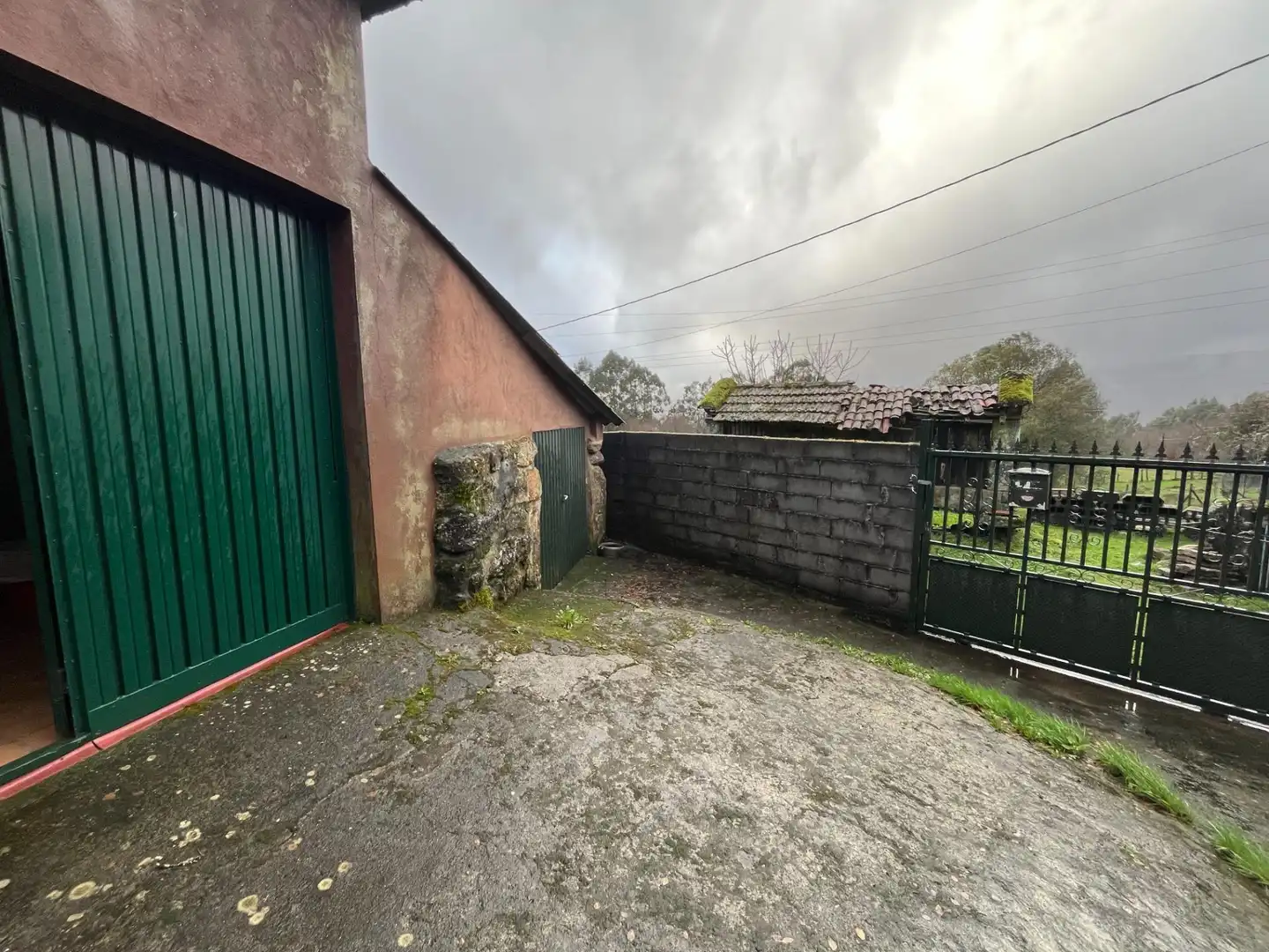 Vista exterior de Casa o xalet en venda en Covelo amb Calefacció, Jardí privat i Traster
