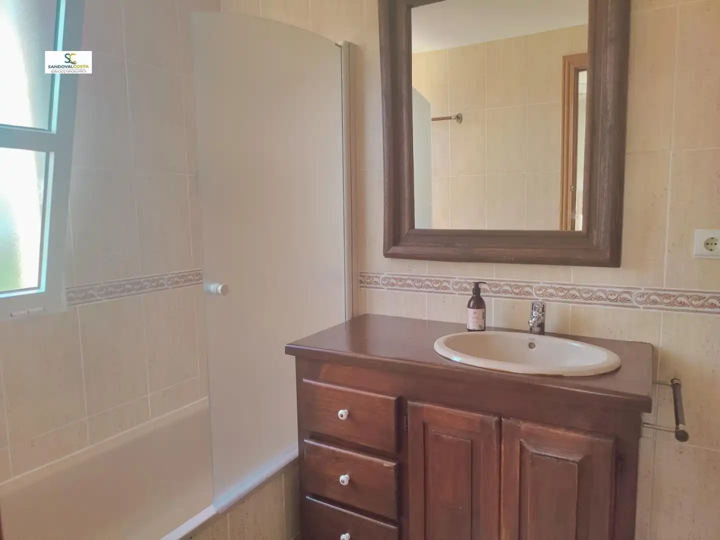 Baño de Piso de alquiler en Alicante / Alacant con Parquet y Piscina comunitaria