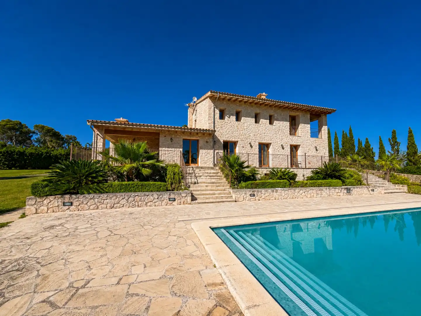Vista exterior de Casa o xalet en venda en Lloret de Vistalegre amb Aire condicionat, Terrassa i Piscina