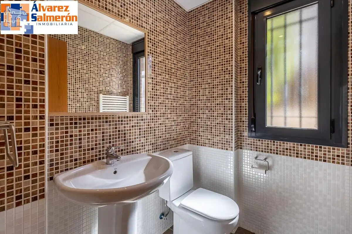 Baño de Casa o chalet en venta en Albolote con Aire acondicionado, Calefacción y Jardín privado