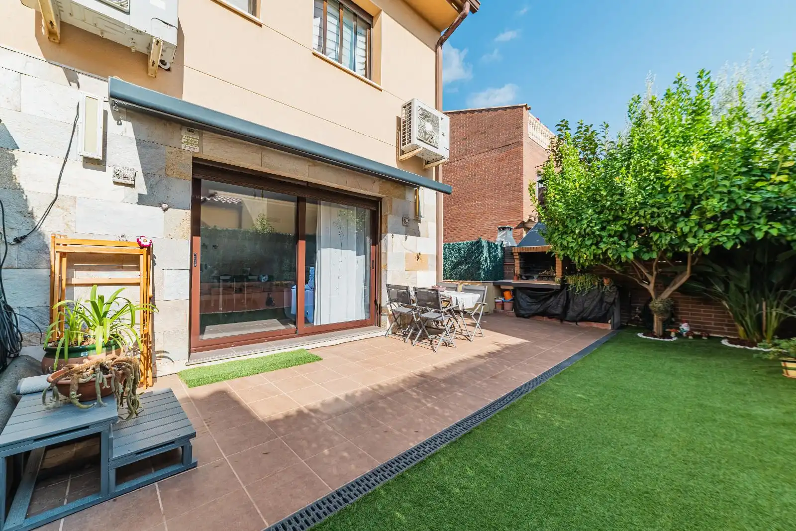 Casa amb jardí en venda a Esteve Albert i corp