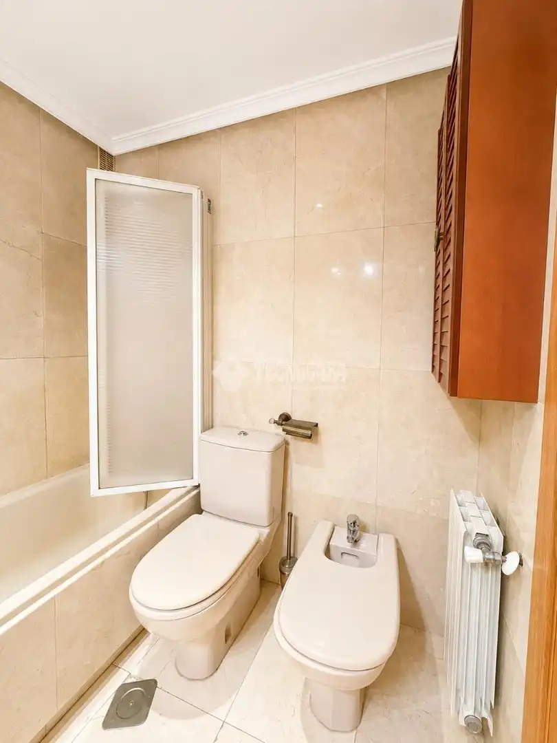 Bathroom of Flat for rent in Madrid  with Air Conditioner and Heating