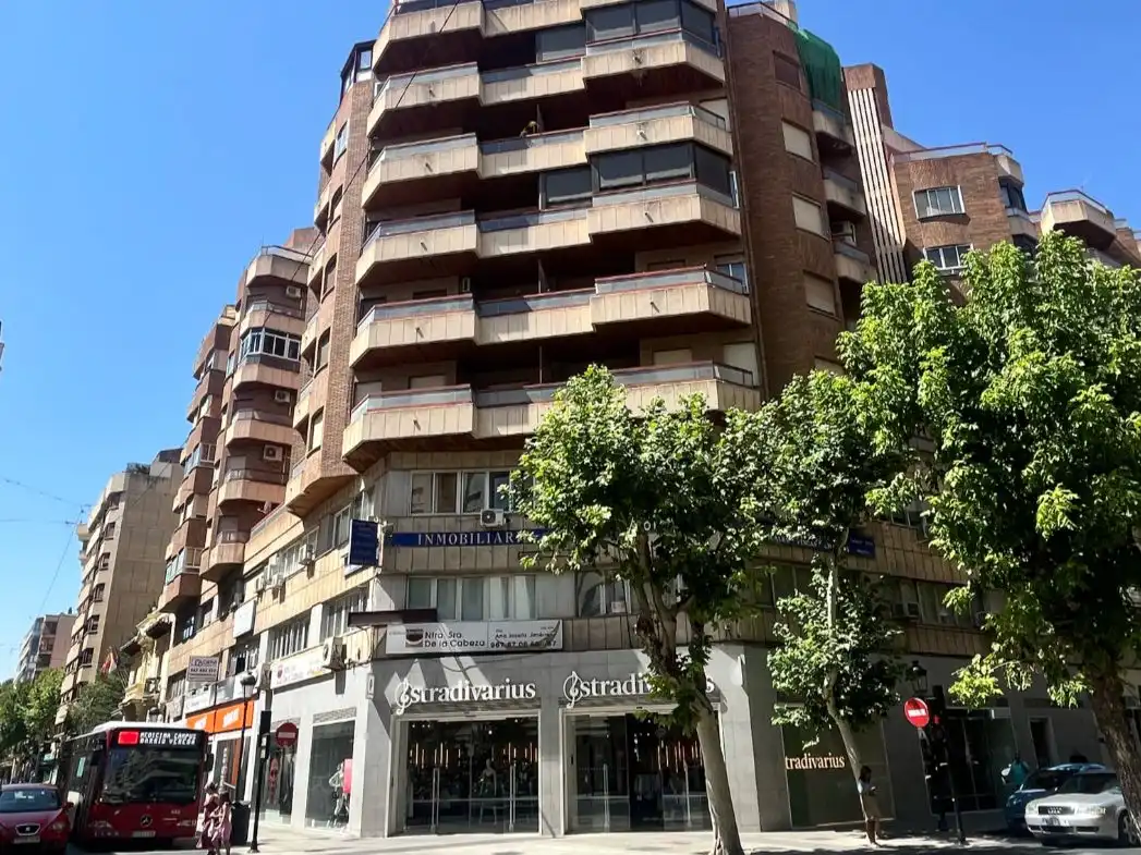 Bureau avec ascenseur à louer à Dionisio Guardiola 15