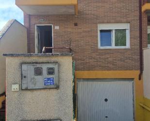 Vista exterior de Casa adosada en venda en Villasabariego amb Calefacció, Jardí privat i Terrassa