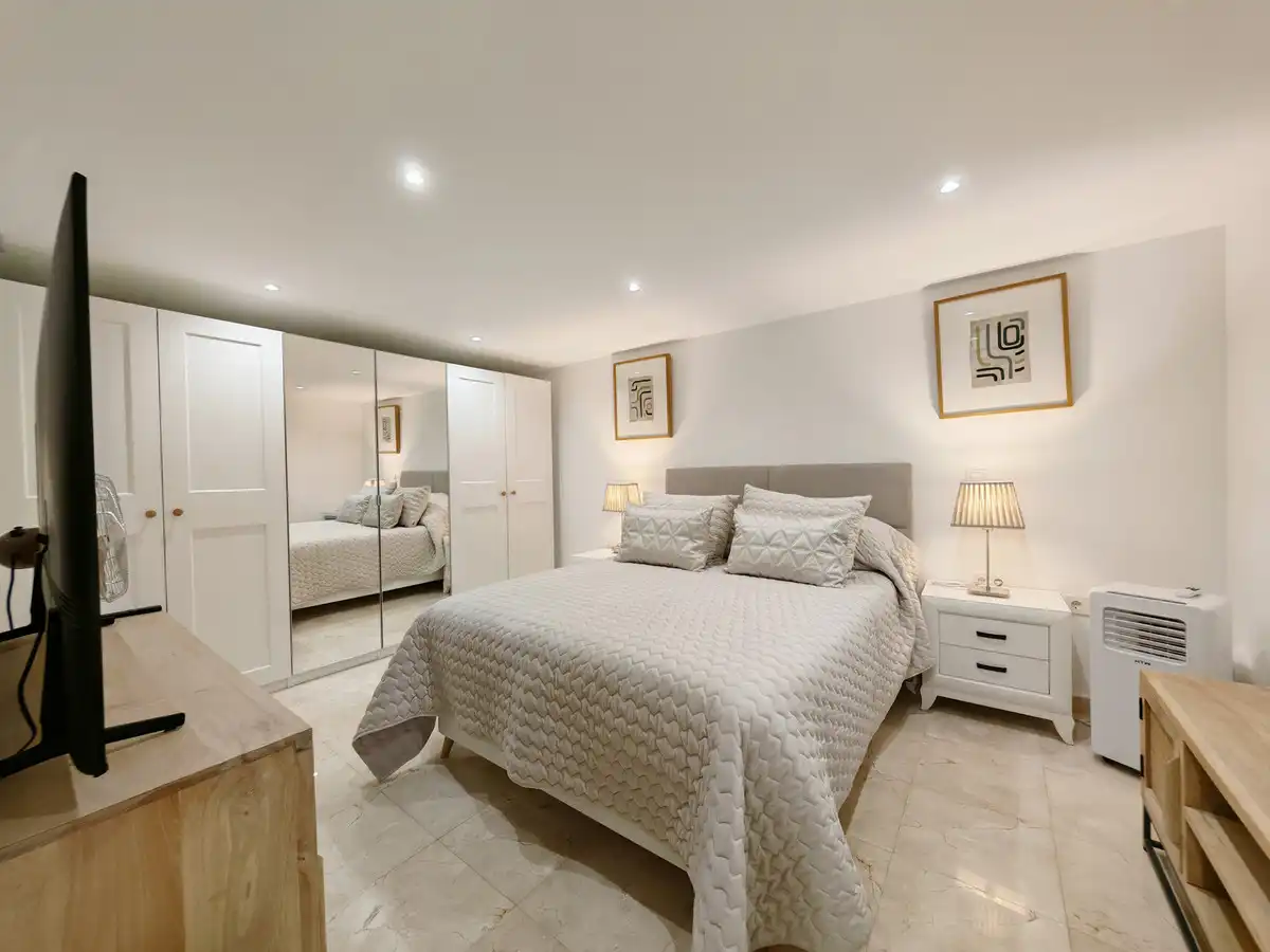 Schlafzimmer von Einfamilien-Reihenhaus zum Verkauf in Mijas mit Klimaanlage, Heizung und Privatgarten