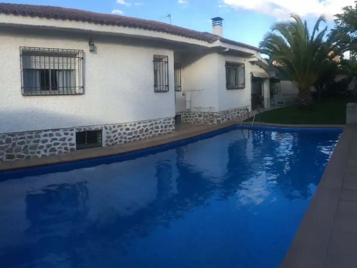 Schwimmbecken von Wohnung zum Verkauf in Cobisa mit Klimaanlage, Privatgarten und Parkett