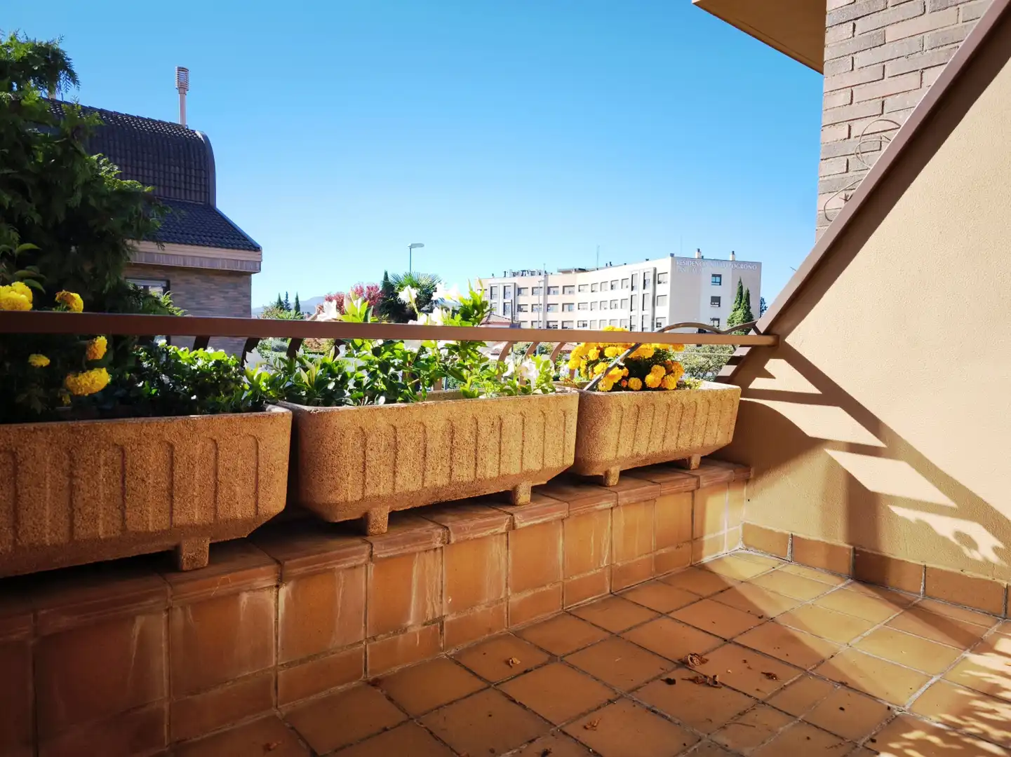 Terrassa de Casa o xalet en venda en  Logroño amb Calefacció, Parquet i Terrassa