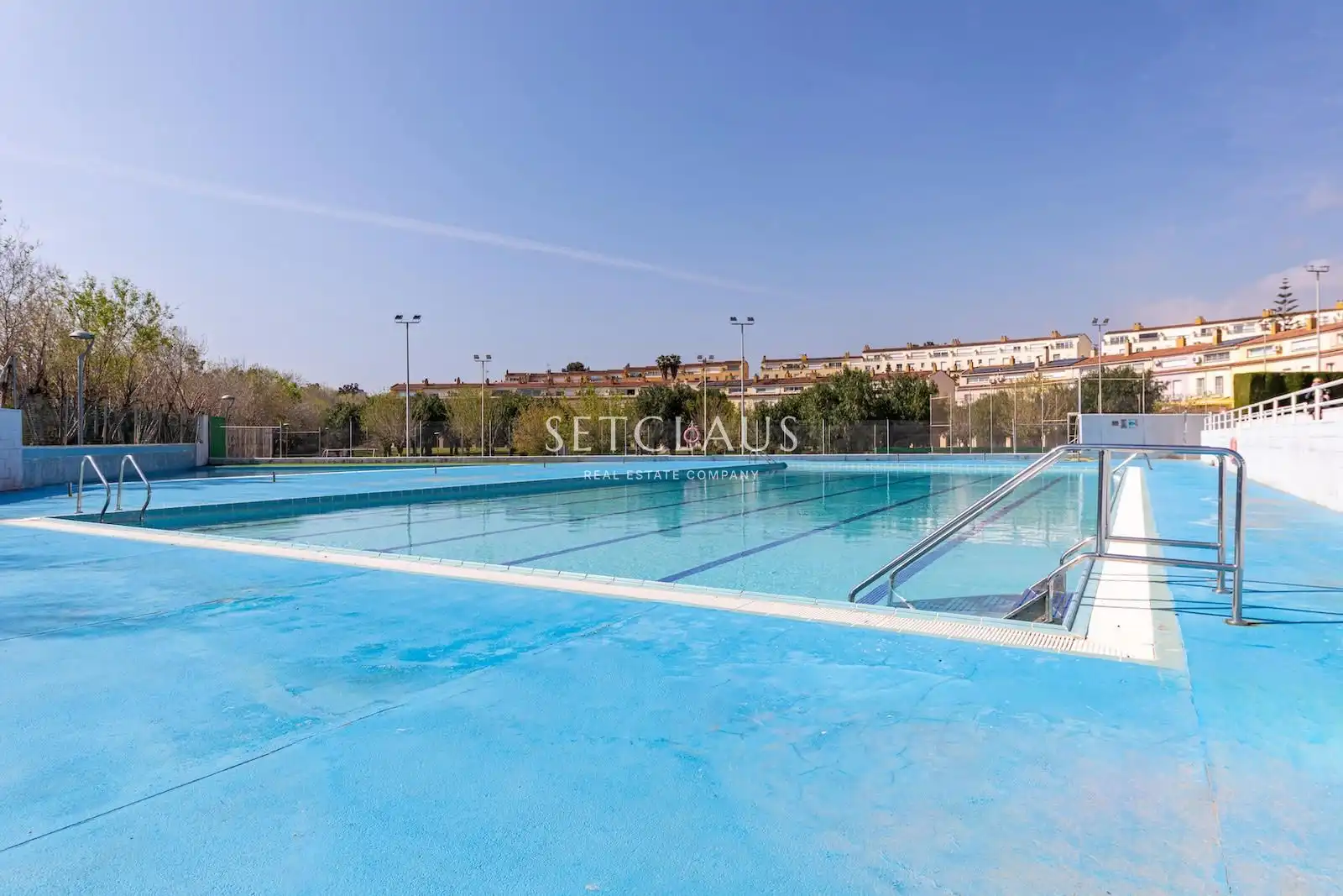 Swimming pool of Attic for rent in Tiana  with Air Conditioner, Heating and Parquet flooring