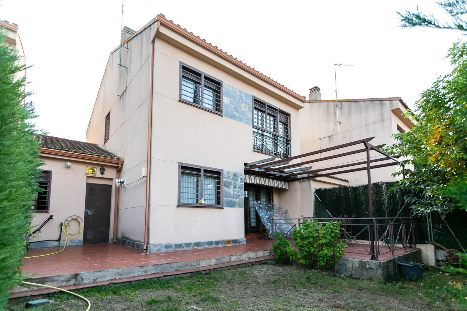 Vista exterior de Casa adosada en venda en Quijorna amb Calefacció i Piscina comunitària