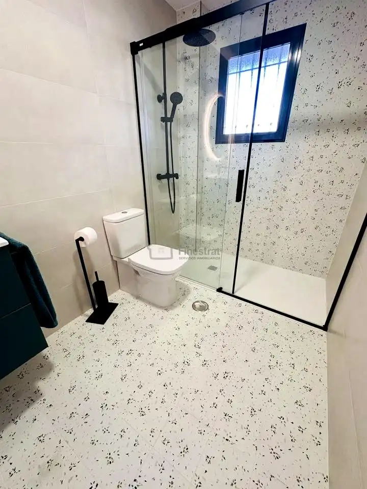 Bathroom of Flat for rent in Benidorm  with Terrace, Furnished and Community pool