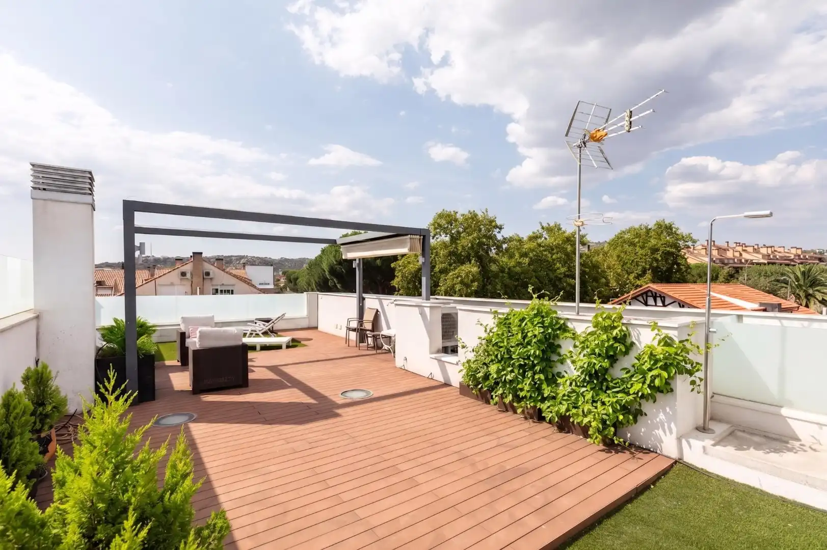 Terrasse von Einfamilien-Reihenhaus zum Verkauf in Torrelodones mit Heizung, Privatgarten und Gemeinschaftspool
