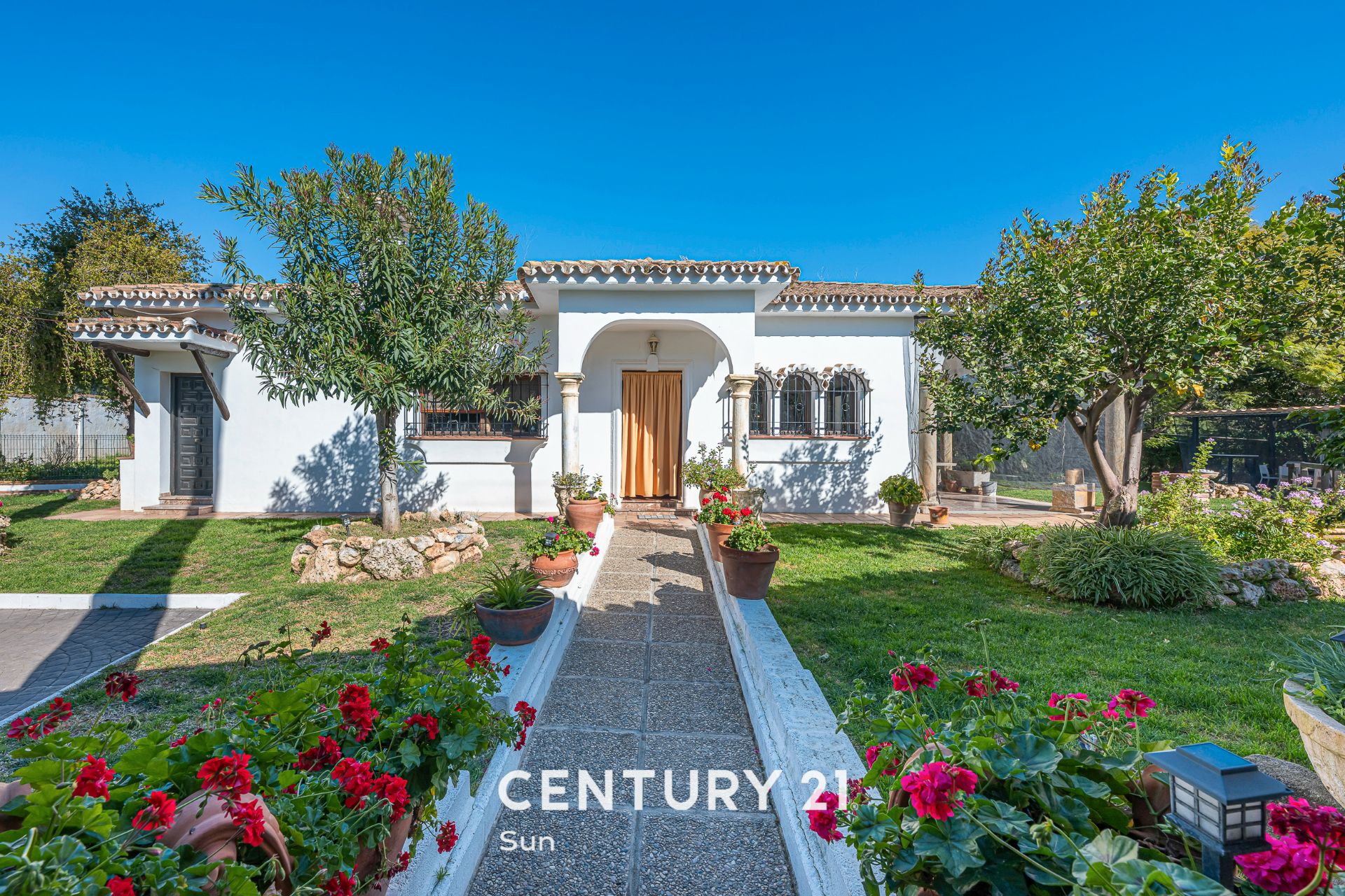 Außenansicht von Country house zum Verkauf in Marbella mit Privatgarten und Balkon