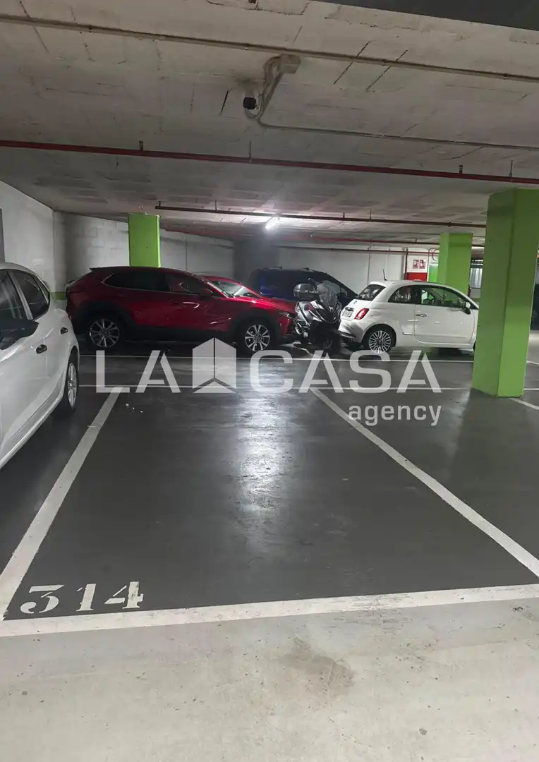 Parking de Piso en venta en Badalona con Calefacción y Balcón