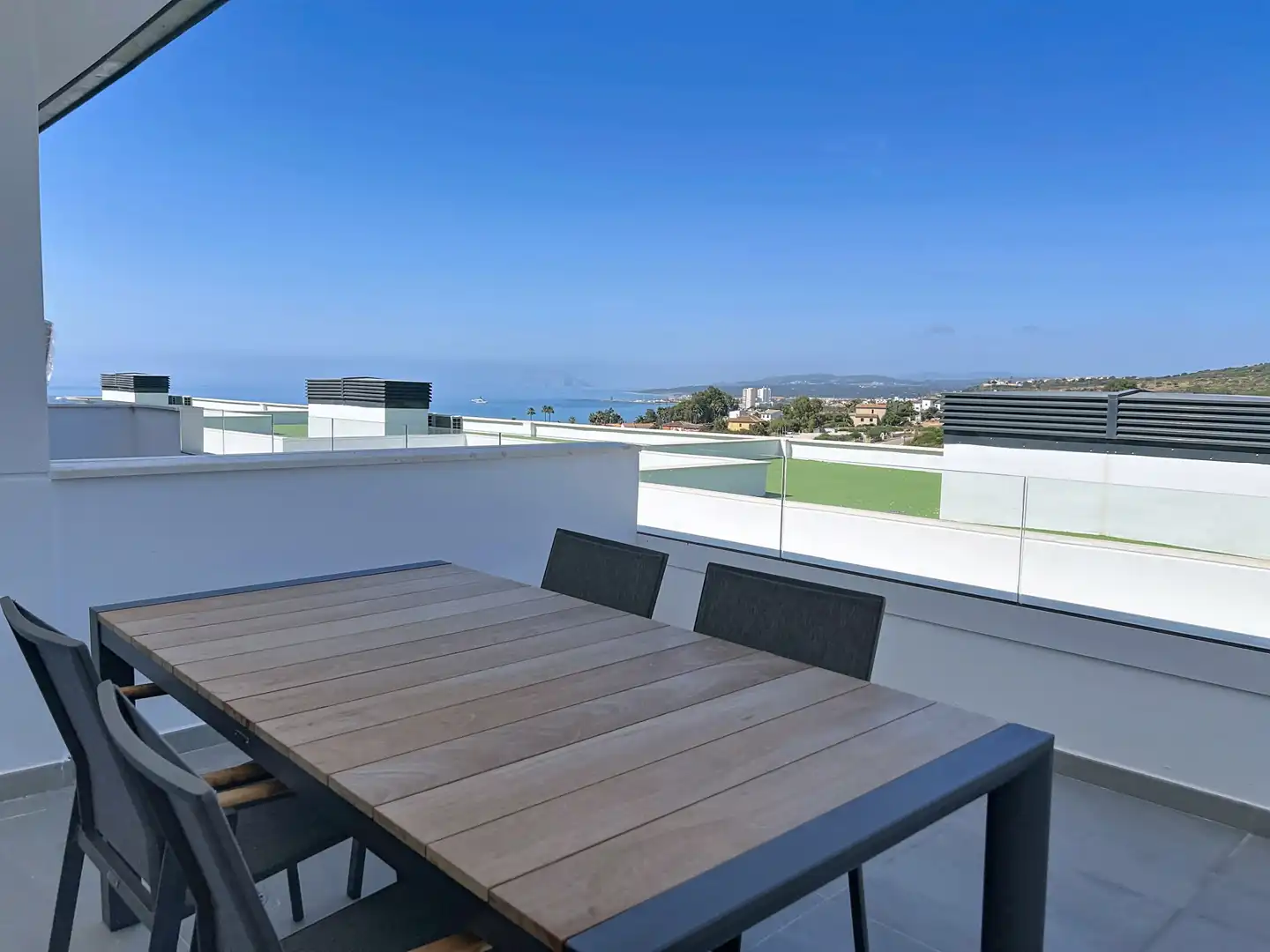 Terrasse von Einfamilien-Reihenhaus zum Verkauf in Manilva mit Klimaanlage, Terrasse und Abstellraum