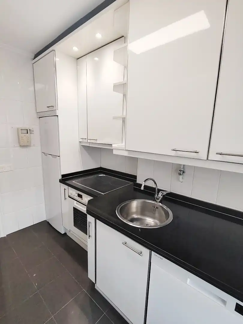 Cocina de Piso de alquiler en Gijón  con Calefacción, Parquet y Terraza