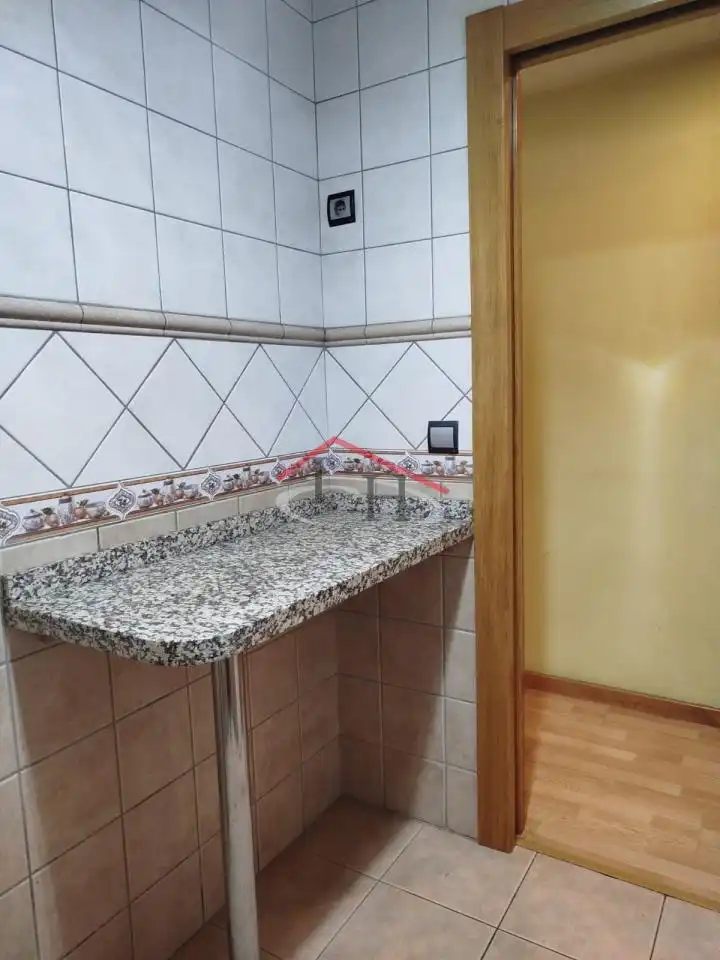 Cuina de Pis en venda en León Capital  amb Calefacció, Parquet i Traster