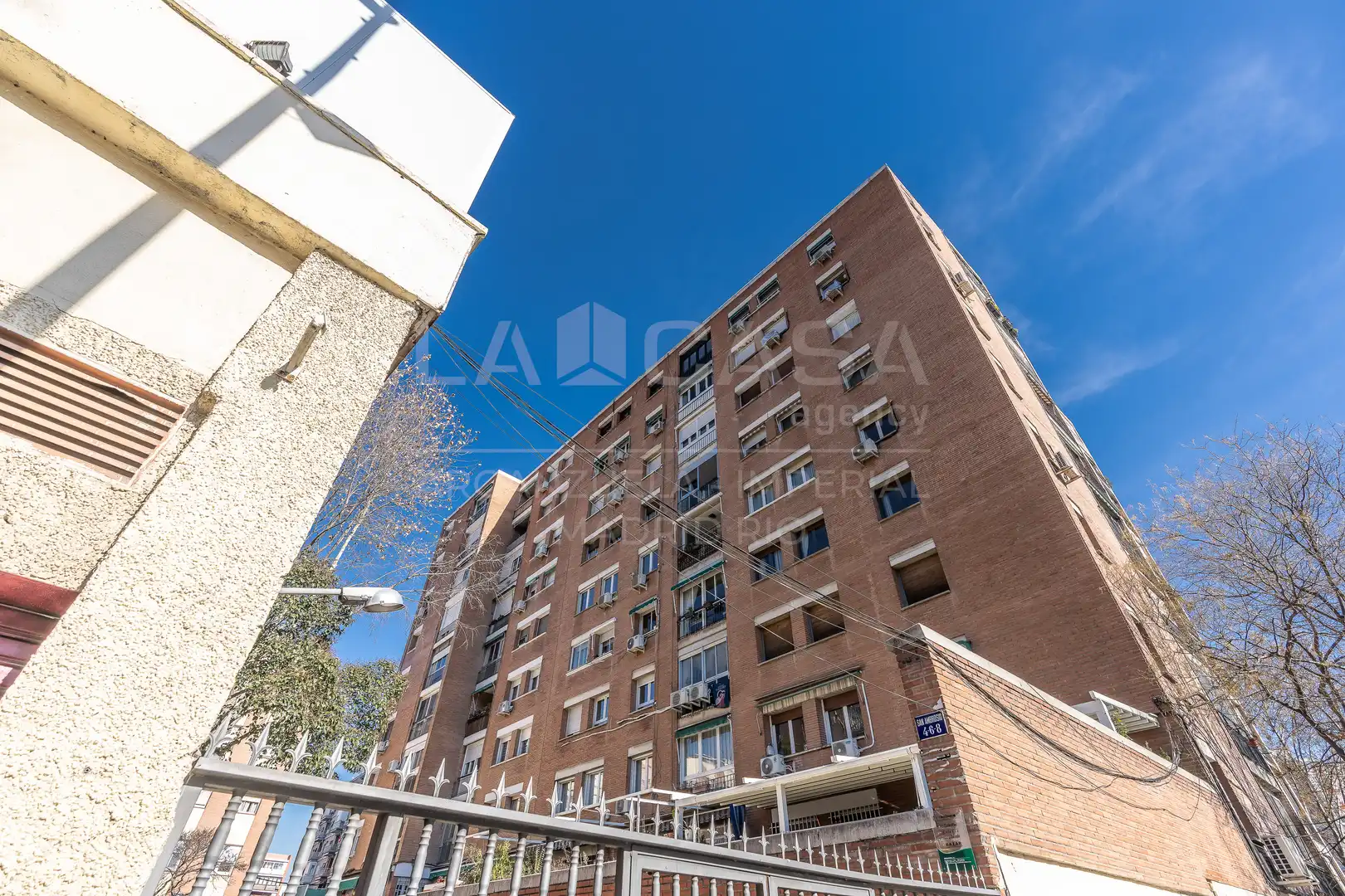 Vista exterior de Piso en venta en Madrid con Calefacción