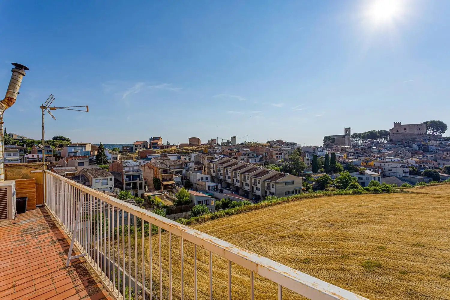 Außenansicht von Wohnung zum Verkauf in Sant Martí de Tous mit Terrasse, Abstellraum und Balkon