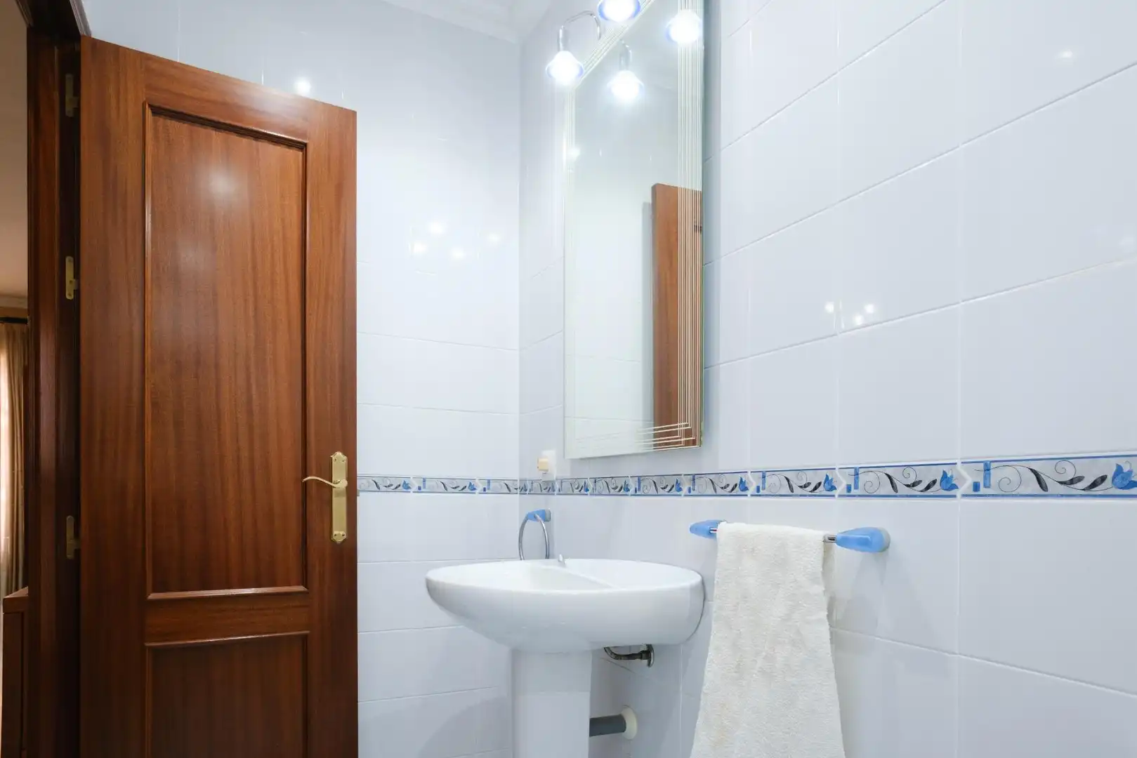 Badezimmer von Einfamilien-Reihenhaus zum Verkauf in La Algaba mit Klimaanlage, Heizung und Terrasse