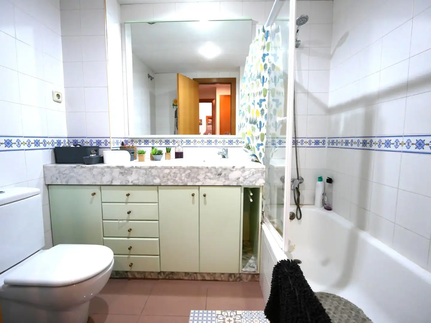 Badezimmer von Wohnung zum Verkauf in Barcelona mit Parkett